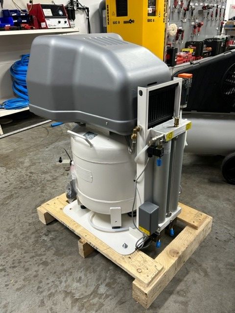 Ölfreier Kolbenkompressor 320-50W-ES-3M schallgedämmt mit Trockner