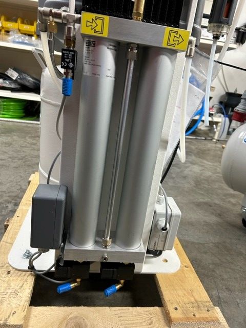 Ölfreier Kolbenkompressor 320-50W-ES-3M schallgedämmt mit Trockner