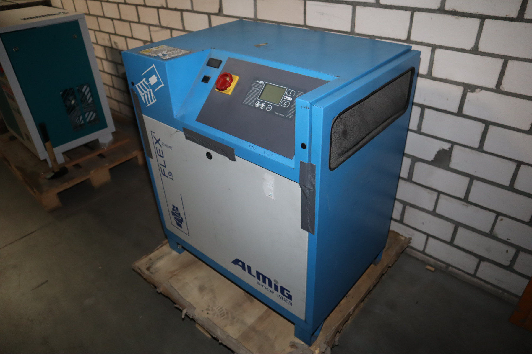 gebrauchter, defekter variabler 15 kW Schraubenkompressor ALMIG FLEX 15
